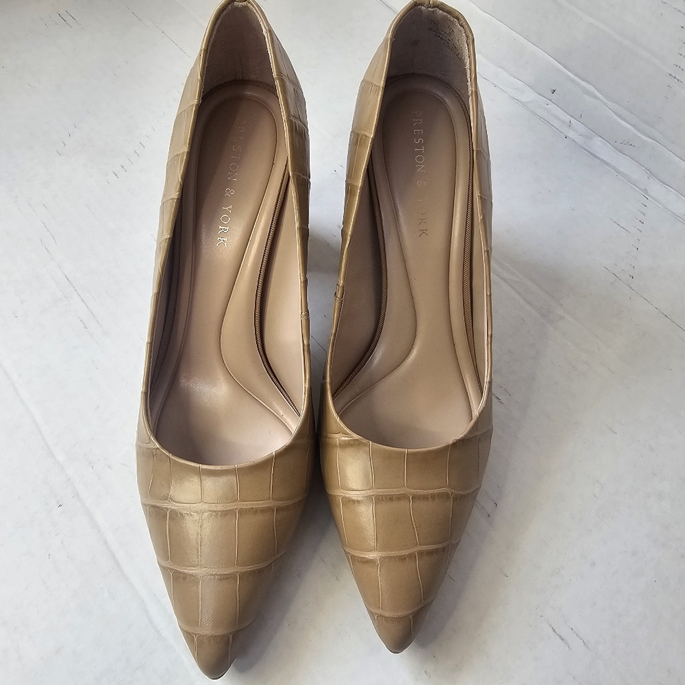 Tan Croc-Embossed Women's Pumps